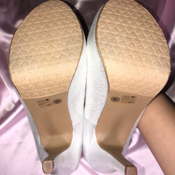CL by Laundry - Sparkly Silver Heels Size 6 - Picture 4 of 5